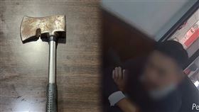 新北市中和區一家餐廳今天（29日）發生一起糾紛，薛姓男顧客（54歲）因餐劃位重複問題，與陳姓男顧客（38歲）發生口角，薛男持隨身攜帶的斧頭朝對方攻擊，導致陳男肩膀及手臂受傷送醫救治，薛男自稱因住家附近野狗多才隨身攜帶凶器。