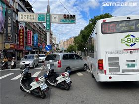 新北,新莊,車禍,行人地獄,轉彎,斑馬線。（圖／翻攝畫面）