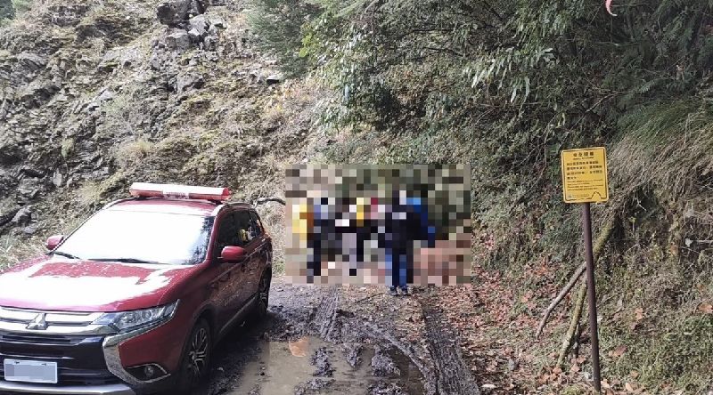 6人登山隊中的4名隊友先行下撤，29日平安抵達小雪山資訊站。（圖／雪霸國家公園管理處提供）