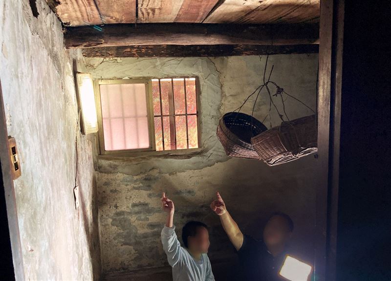 「點燃生命之火」志工與里長家訪時，手拿探照燈一看，驚覺小豆一家住的老舊平房，屋頂梁柱被蛀蝕，也有部分已經塌陷，居住安危令人擔憂。（圖╱中信慈善基金會提供）