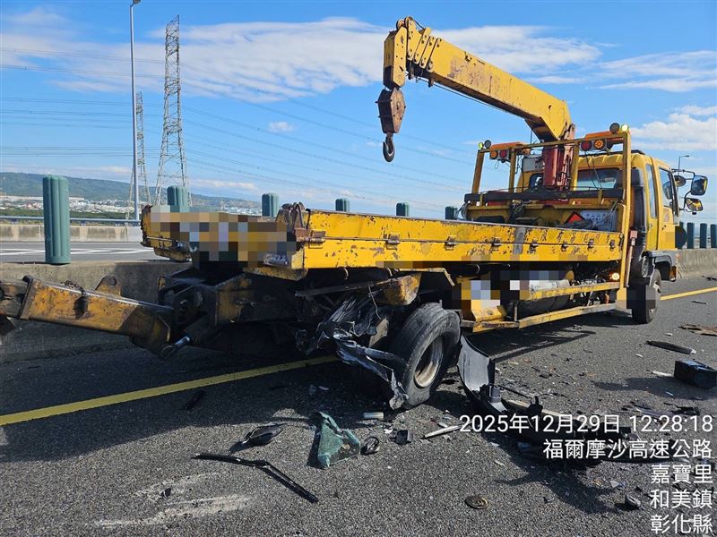 轎車行駛在內線車道，先追撞前方正在作業的拖吊車，接著失控打橫在中線車道，慘遭滿載鋼材的聯結車追撞。(圖／翻攝畫面)
