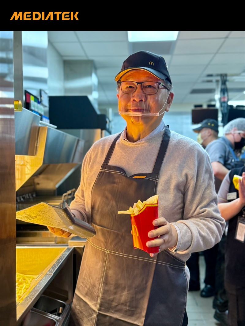 科技巨頭聯發科今（29）日迎來麥當勞正式進駐新竹總部員工餐廳，執行長蔡力行也親自出席開幕活動，更化身為「身價最高的麥當勞叔叔」親自鏟薯條，瞬間讓現場員工嗨翻天。（圖／聯發科提供）