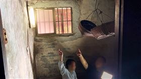 「點燃生命之火」志工與里長家訪時，手拿探照燈一看，驚覺小豆一家住的老舊平房，屋頂梁柱被蛀蝕，也有部分已經塌陷，居住安危令人擔憂。（圖╱中信慈善基金會提供）