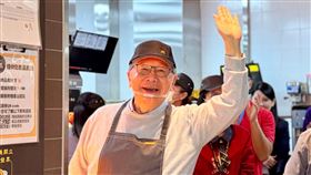 科技巨頭聯發科今（29）日迎來麥當勞正式進駐新竹總部員工餐廳，執行長蔡力行也親自出席開幕活動，更化身為「身價最高的麥當勞叔叔」親自鏟薯條，瞬間讓現場員工嗨翻天。（圖／聯發科提供） 