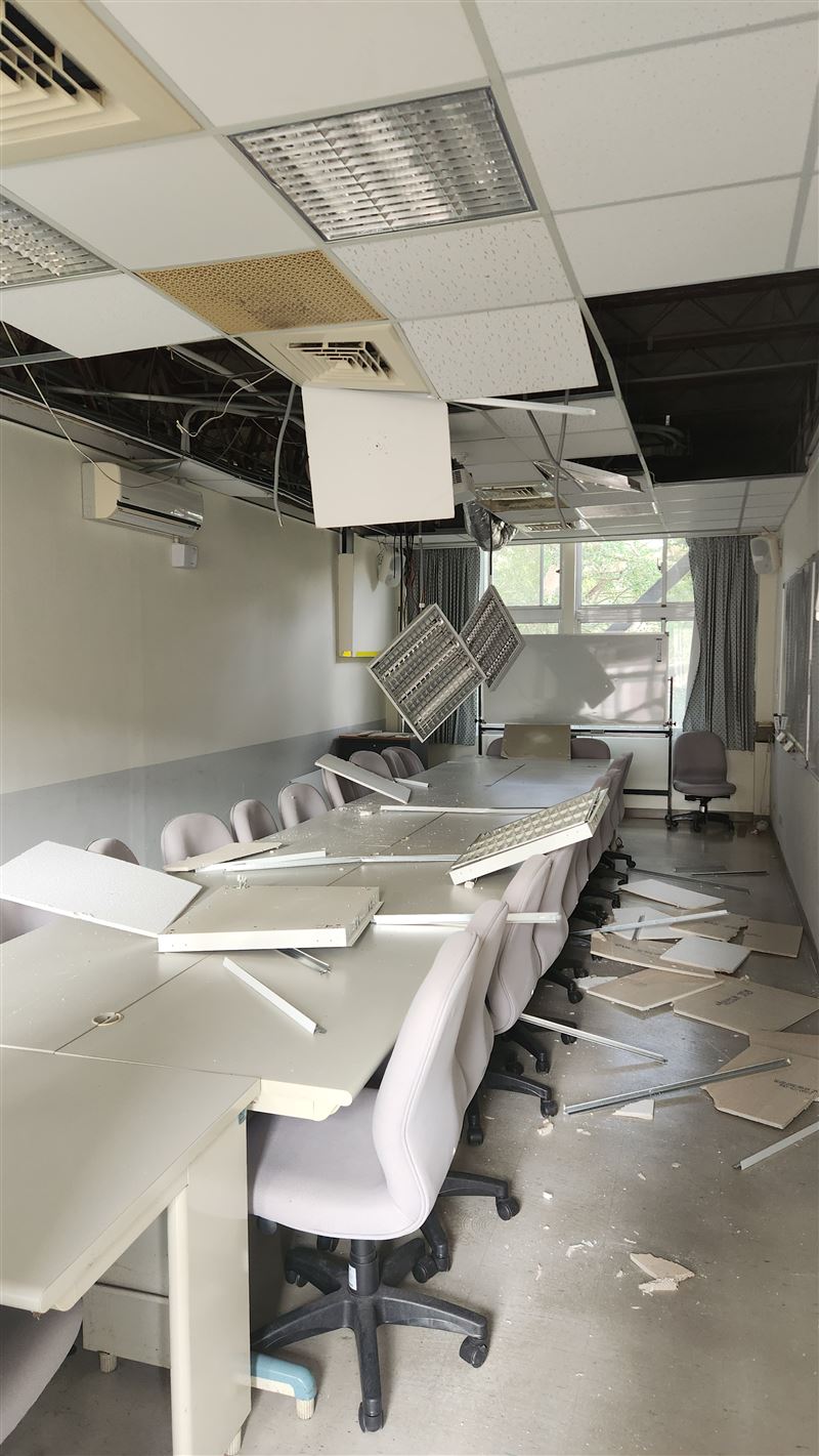 政大「大勇樓」多間教室天花板掉落。（圖／翻攝畫面）