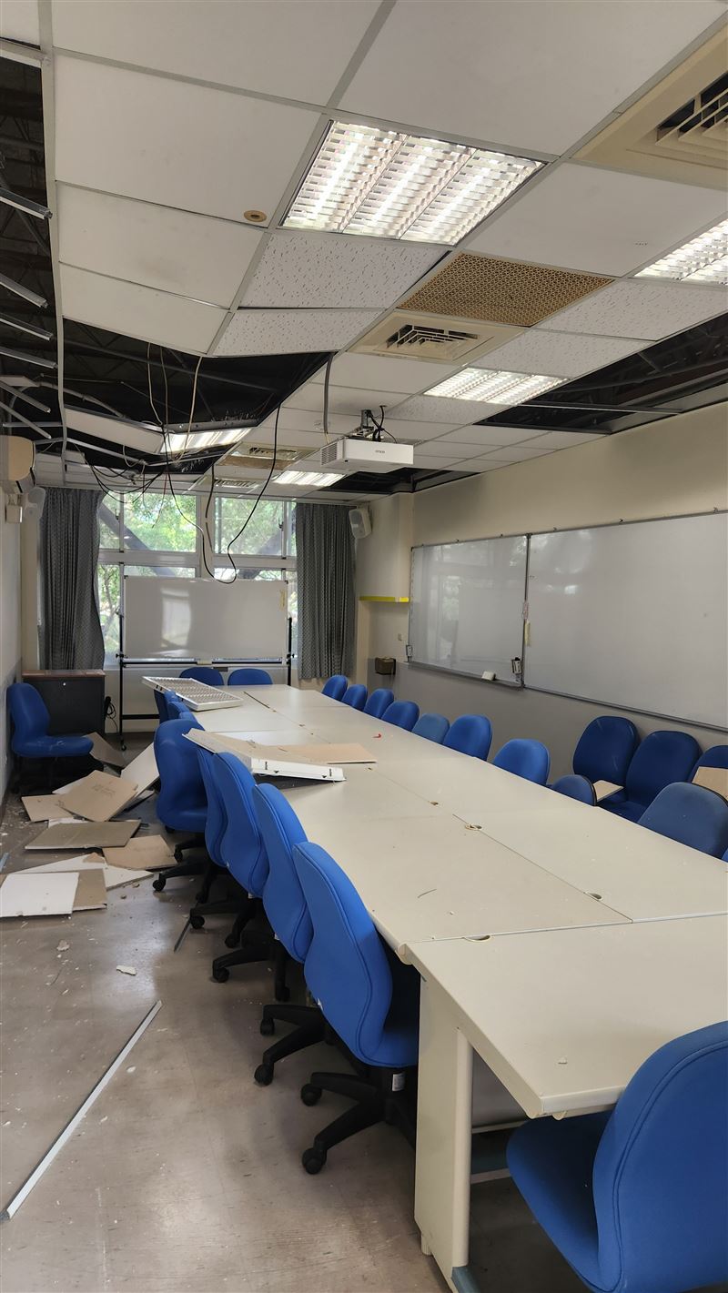 政大「大勇樓」多間教室天花板掉落。（圖／翻攝畫面）