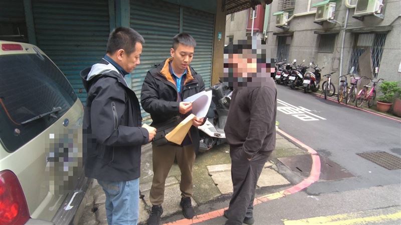 黃姓男子在網上留言發動恐攻、張文不死等言論，被里港分局拘提到案。（圖／翻攝畫面）