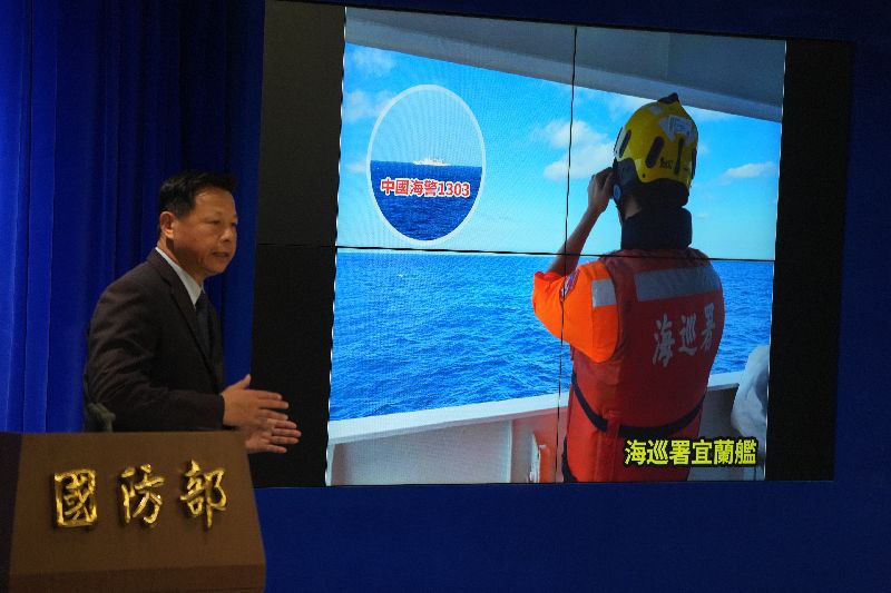 海委會說明共軍宣布進行「正義使命-2025」環台軍演，30日將實彈射擊。海洋委員會海巡署副署長謝慶欽29日下午在國防部記者會說明