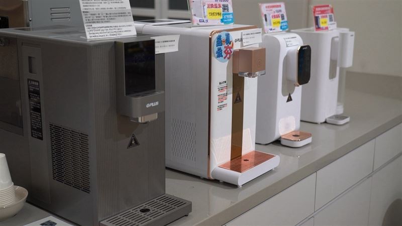 桌上型RO瞬熱飲水機具備免安裝的便利性，成為尾牙贈禮熱門品項。（圖／品牌業者提供）