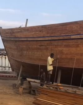 諾亞準備眾多材料造船，他高喊上方舟躲洪水不用收錢。（圖／翻攝自抖音）