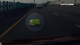 獨／保冰桶掉國道　轎車閃不過保桿遭撞破