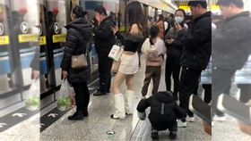 超短裙正妹遭男童蹲低偷窺　網怒：家長呢（圖／翻攝微博）