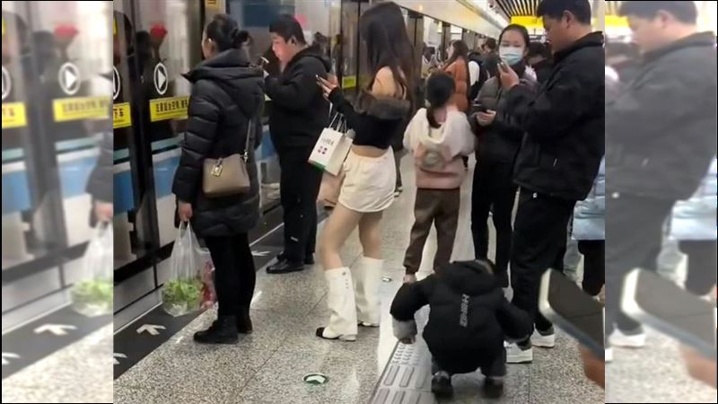 一名穿著性感超短裙的女生正在排隊候車，不料身旁一名小男童竟當眾兩度蹲下偷窺，這一幕也讓一旁的民眾看傻。（圖／翻攝微博）