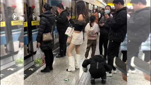 超短裙正妹遭男童蹲低偷窺　網怒：家長呢