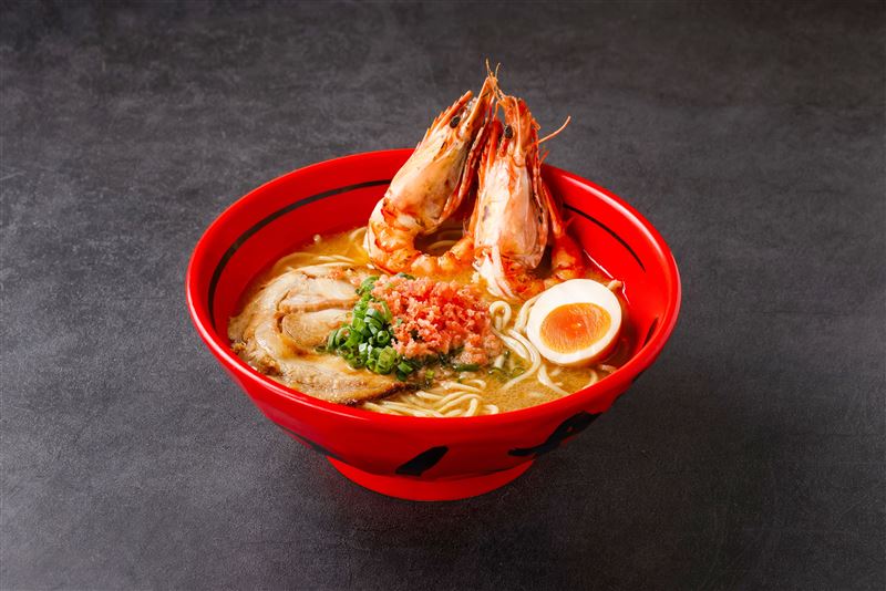 一幻拉麵推出招牌甜蝦湯頭，搭配炙燒黑虎蝦的「真蝦拉麵」。（圖／品牌業者提供）