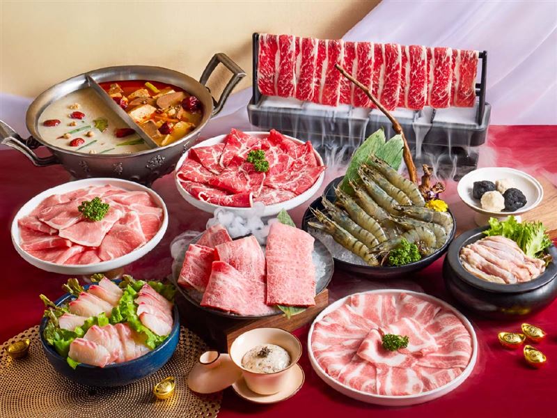 這一鍋餐飲集團年度限定「馬馳萬象圍爐年菜」。（圖／品牌業者提供）