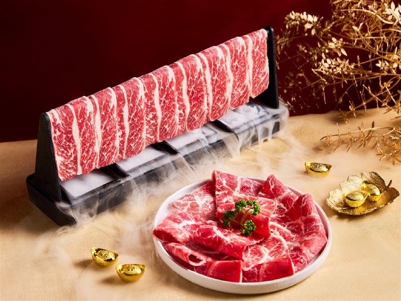 早鳥限定優惠2,980元即可享奢華肉品如日本A5和牛拼盤、神仙牛肉、以及台灣豬肉界的精品「台灣黑豚1983豬五花」。（圖／品牌業者提供）