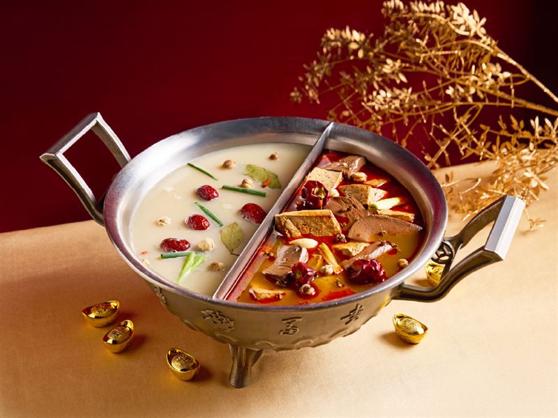 三款經典湯底選擇：「聚寶鴛鴦鍋」、「遊春麻辣鍋」、「開歲老火湯」。（圖／品牌業者提供）