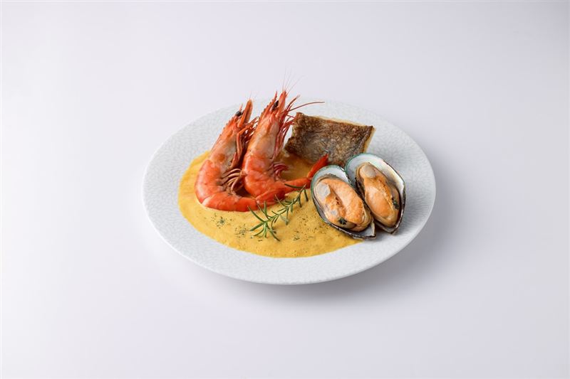 即日起到2026/1/30期間，平日到全台夏慕尼內用2客套餐或1份雙人套餐，比愛心手勢、合照上傳FB、IG或Thread等社群，就款待1份價值680元的普羅旺斯海鮮盤。（圖／品牌業者提供）