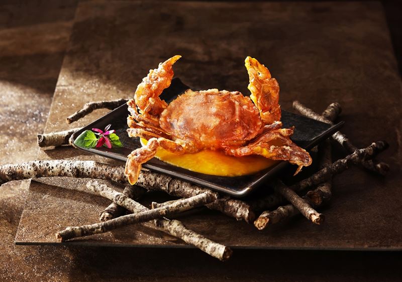 2026/1/2~2026/2/28期間，平日到店內用套餐，出示「阪前鐵板燒」社群活動貼文，並打卡分享，即款待1份價值396元的「黃金軟殼蟹天婦羅」。（圖／品牌業者提供）