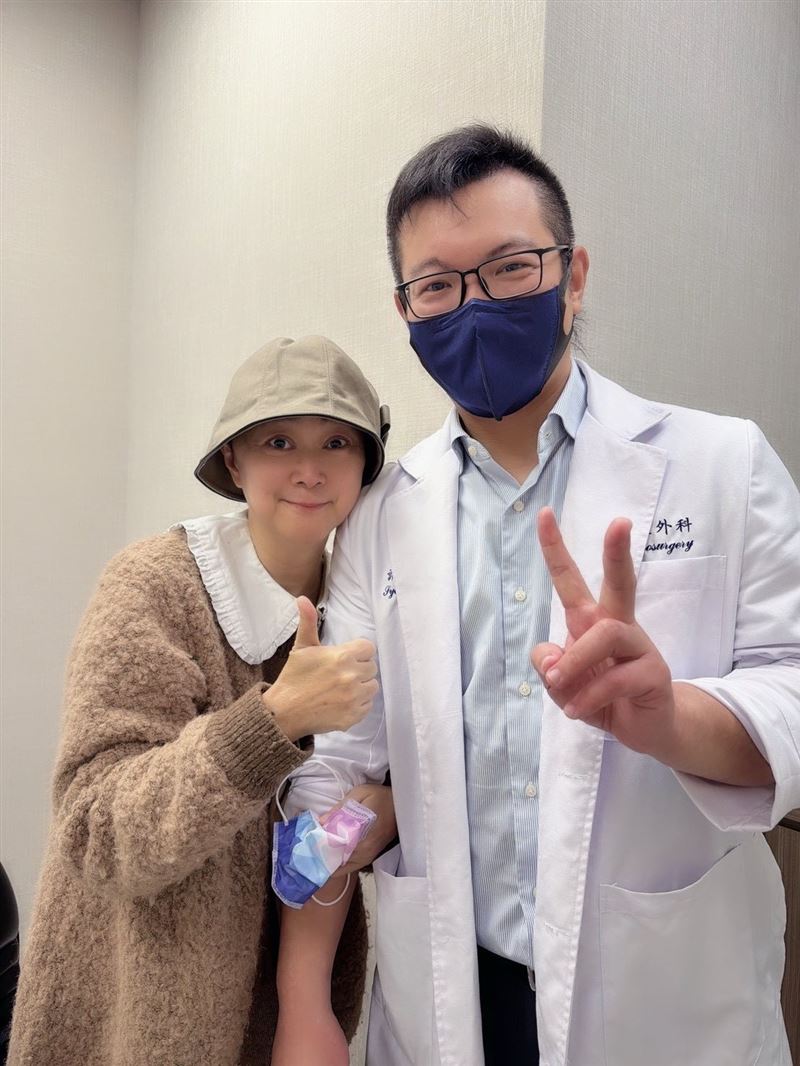 王月在加護病房昏迷了五天，如今頭蓋骨少了一部分，每一口呼吸都變得很困難。（圖／翻攝自王月臉書）