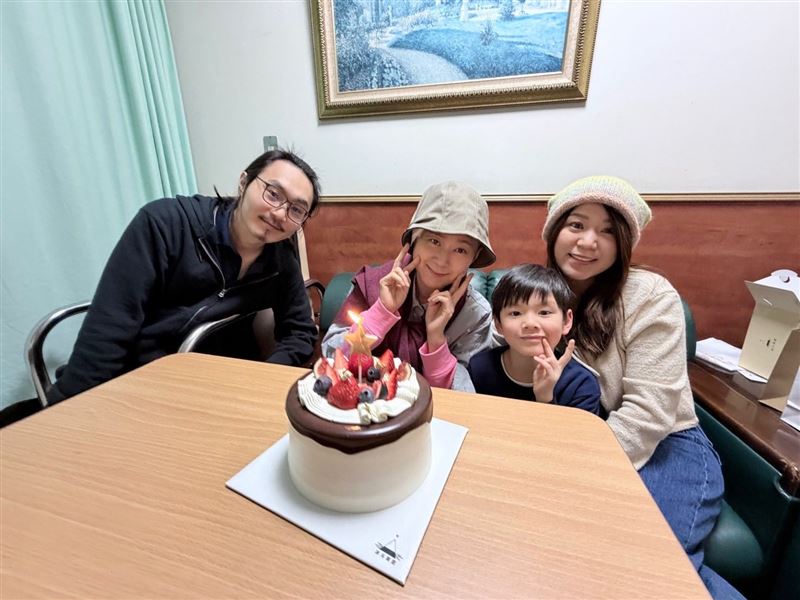 王月在加護病房昏迷了五天，如今頭蓋骨少了一部分，每一口呼吸都變得很困難。（圖／翻攝自王月臉書）