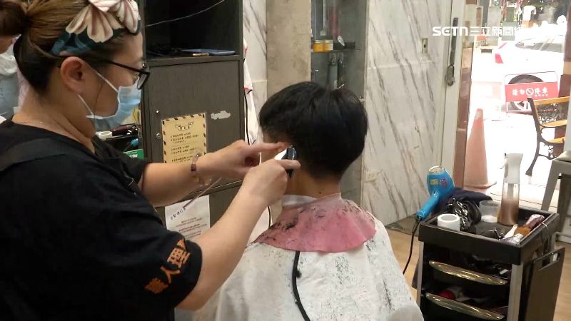 老闆說，人事成本和店租是最大原因