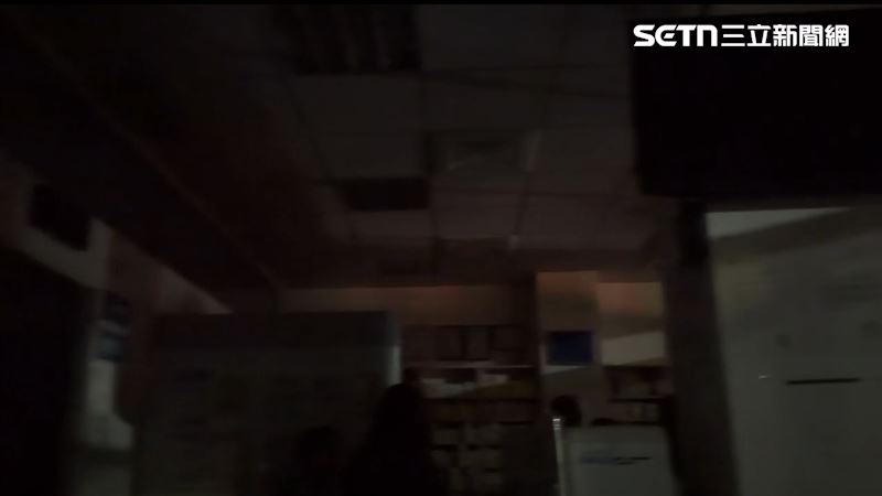 有民眾正在診所內看診，室內瞬間一片漆黑。現場醫護人員緊急應變，醫師甚至被迫拿出手電筒照明才能繼續完成診察與配藥作業。（圖／民眾提供）