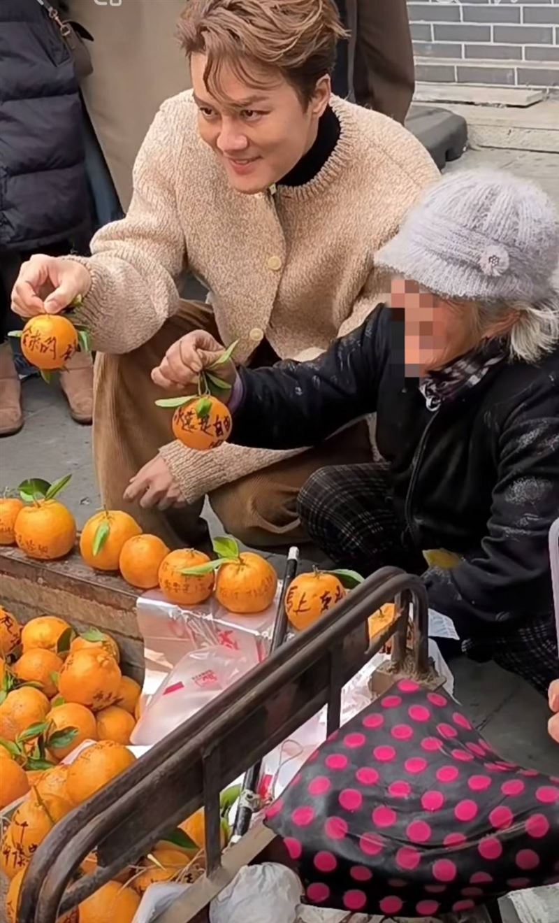 吳克群替老奶奶賣橘子。（圖／翻攝自小紅書）