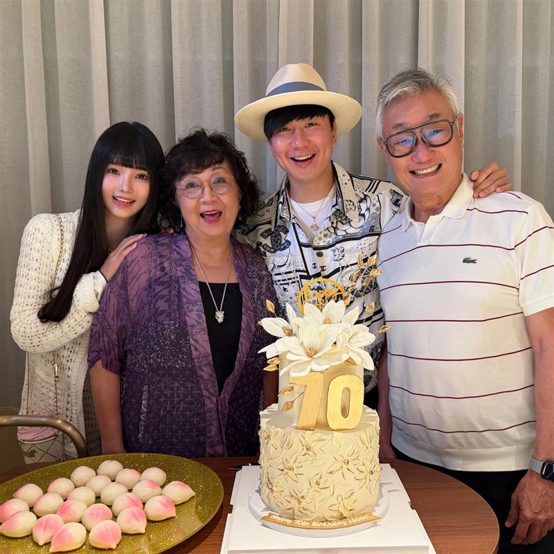 林俊傑帶女友（最左）替母慶生。（圖／翻攝自林俊傑臉書）