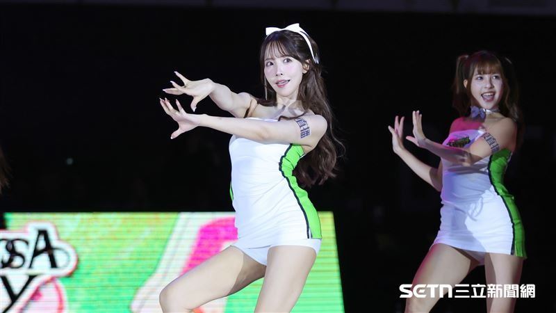 三上悠亞加入TPBL福爾摩沙夢想家啦啦隊，上周末首度一連兩場主場賽事登場應援。（圖／記者劉彥池攝影）