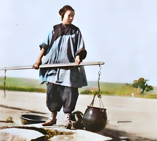 生活在動盪的年代，想要活下去，婦女們往往要承受更多令人難以想像的磨難與痛苦，（圖／翻攝自百度百科）