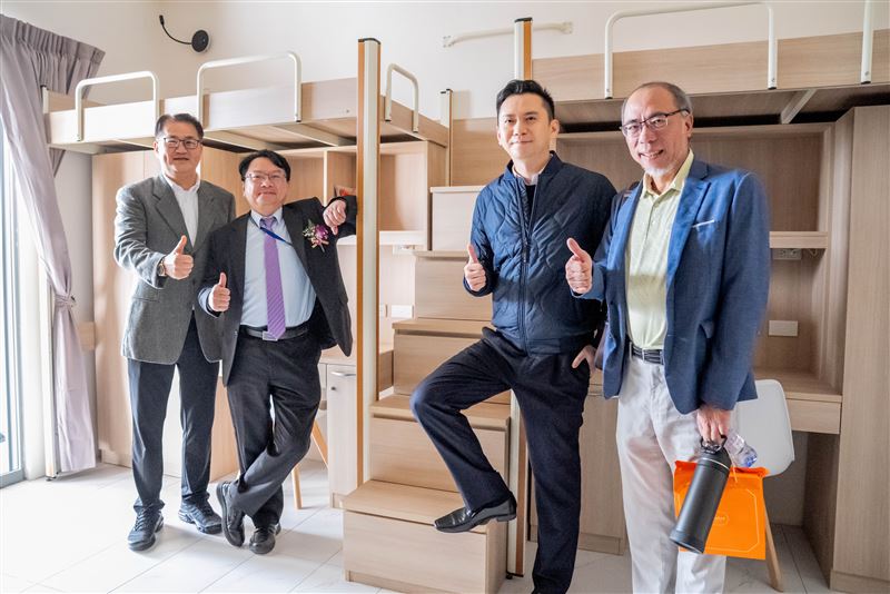 明新科技大學呂明峯校長、竹北市鄭朝方市長與吳省斯建築師，一同參觀「明新學苑」學生宿舍空間，了解整體住宿規劃與生活機能配置。（圖／明新科大提供）