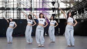 Wing Stars彩排演出被網友譽為「超強刀群舞」的〈Dancing High〉，成員舞步整齊劃一超俐落。（圖／高雄市政府提供）