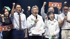 黃國昌新北應援活動 柯文哲、陳佩琪出席台灣民眾黨27日在新北市新莊宏匯廣場舉辦「為新北應援」大型活動，活動尾聲，民眾黨創黨主席柯文哲（中）與夫人陳佩琪（右2）、現任黨主席黃國昌（左2）一同在台上合唱。中央社記者趙世勳攝 114年12月27日