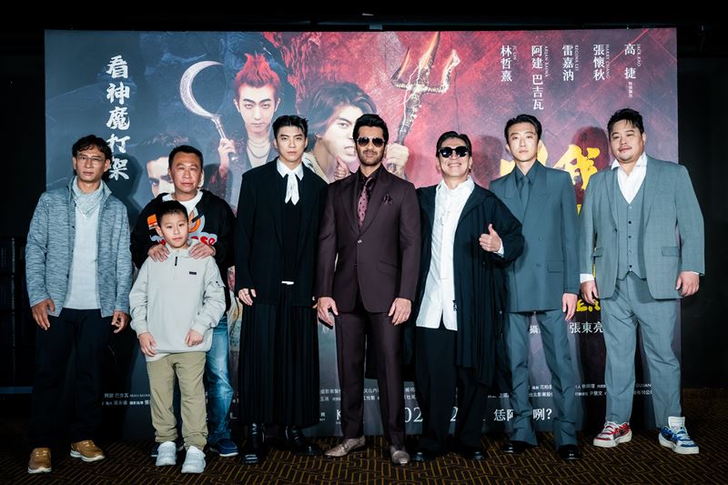男主角林哲熹、印度男星阿健巴吉瓦（Arjan Bajwa）、高捷、張懷秋、游安順、江譚佳彥、吳震亞、童星游禮出席《叫我驅魔男神》首映會。（圖／光盛影業 提供）