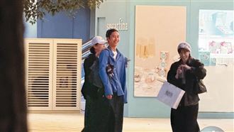 魏如萱小男友回來了！大街親暱舉動全被拍