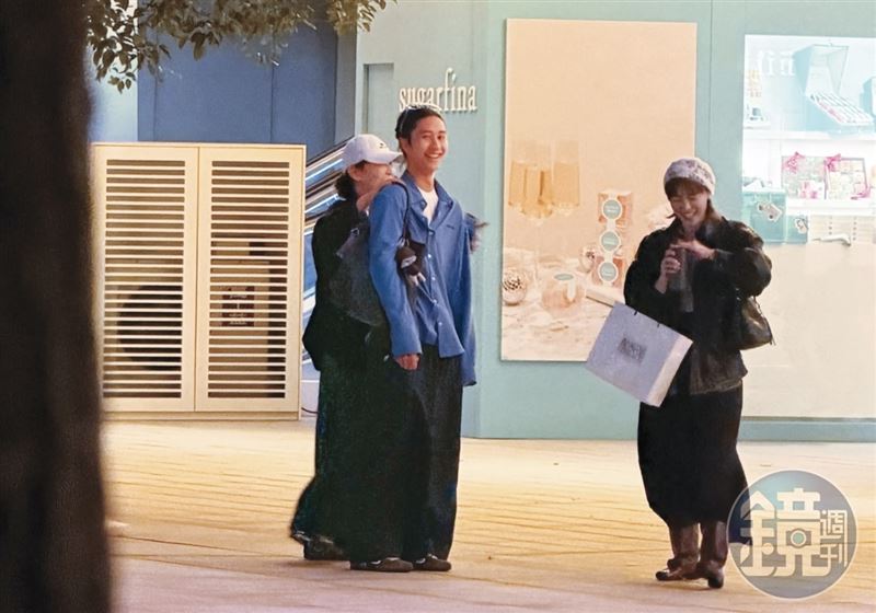 12/17 19：22 盼了4個月，魏如萱（左）與男友Ian（右）終於相聚，現身台北信義區街頭約會