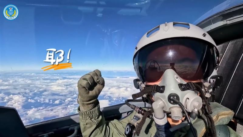 中國解放軍在飛行員在戰機上自拍。（圖／翻攝自東部戰區微博）