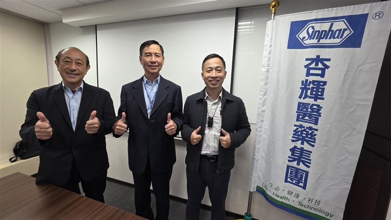 杏輝總經理白友烺(中)、杏輝財務長陳至孝(右)、杏國總經理王惠弘(左)舉辦聯合法說。(圖/杏輝)