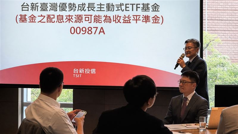 全球主動式ETF規模近年(2018-2024年)成長超過10倍，台新臺灣優勢成長主動式ETF基金(00987A)經理人魏永祥表示，投資人想要抓住成長股的&alpha;(超額報酬)，主動汰弱留強，擁有較低的費率，主動式ETF是良好的投資選擇，也帶動近幾年資金湧入主動式ETF。（圖／記者余國棟攝影）