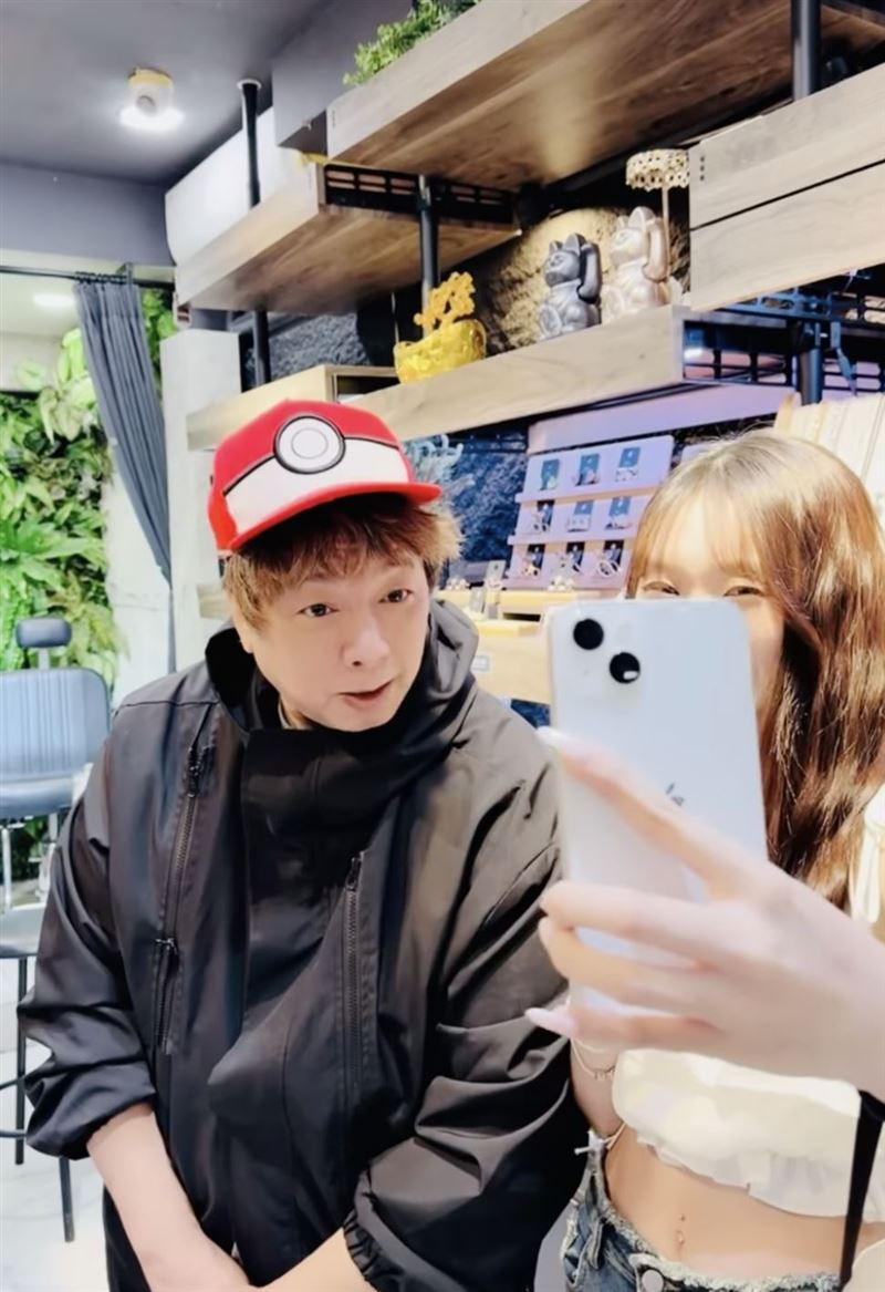 妹子付錢要曹西平罵「醜八怪醜死了」。（圖／翻攝自臉書）