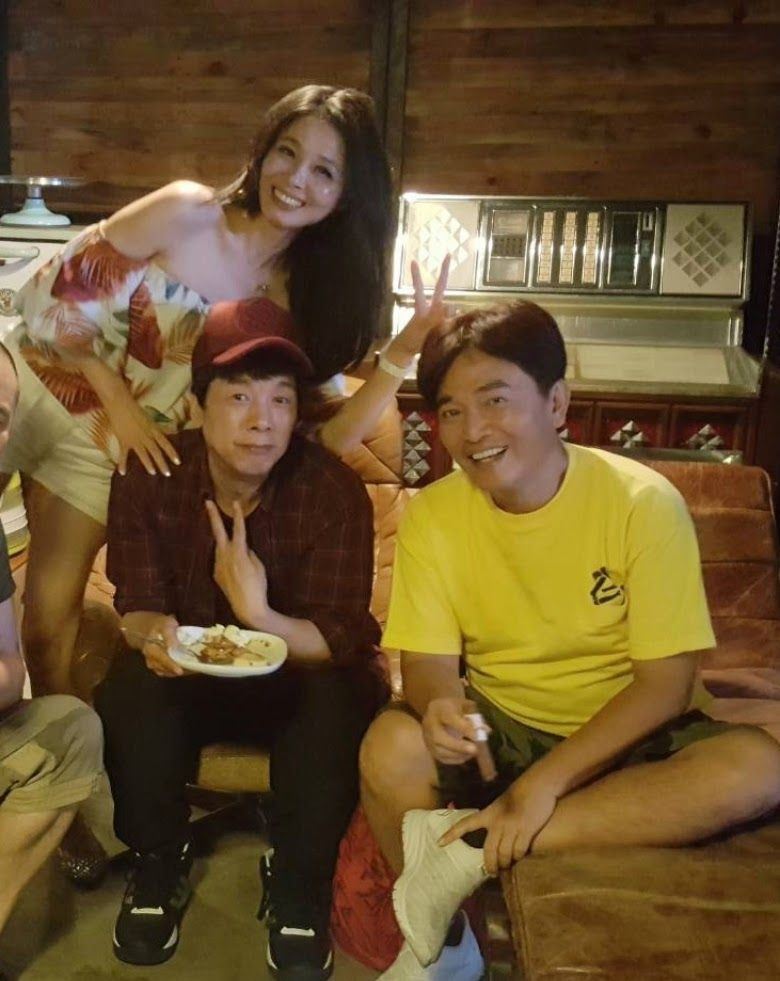 呂文婉貼出一張她跟曹西平、綜藝天王吳宗憲合照哀悼，她說，寫到這裡，彷彿又聽到他開始霹靂啪啦：「醜八怪！我跟妳很熟嗎？！」（圖／翻攝自呂文婉臉書）