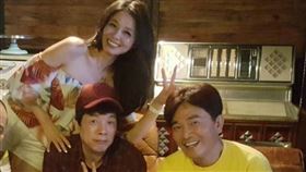 呂文婉貼出一張她跟曹西平、綜藝天王吳宗憲合照哀悼，她說，寫到這裡，彷彿又聽到他開始霹靂啪啦：「醜八怪！我跟妳很熟嗎？！」（圖／翻攝自呂文婉臉書）