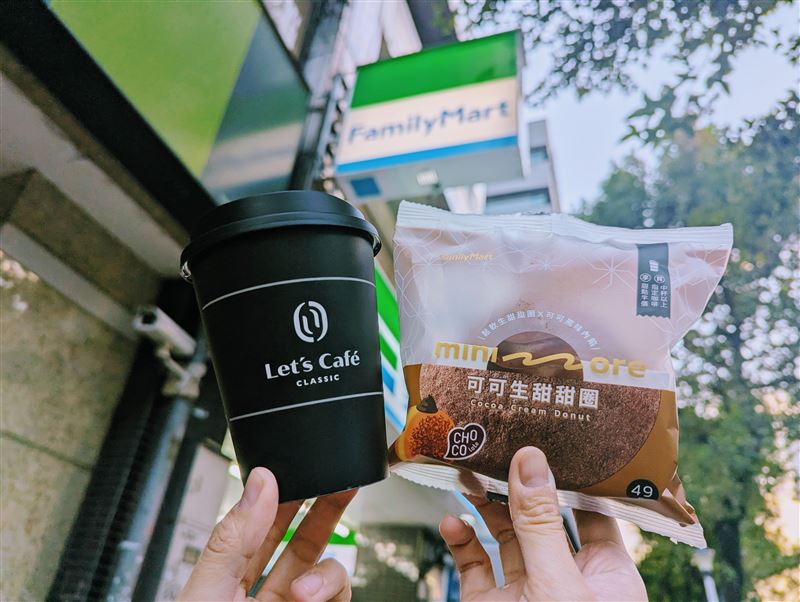 全家設置行動販售攤位，動員5倍人力。(圖／全家提供）