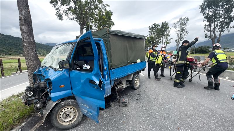 溫姓牧師的小貨車遭追撞，導致車輛失控再撞路樹，救護人員將溫姓牧師送醫急救。（圖／翻攝畫面）