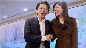 鄭麗文與黃國昌出席搶救少子危機記者會國民黨、民眾黨25日在台北舉行「搶救少子國安危機 TFA 助台灣一臂之力！」記者會，國民黨主席鄭麗文（右）與民眾黨主席黃國昌（左）宣布兩黨共推國民帳戶「台灣未來帳戶」，圖為兩人在記者會結束後握手致意。中央社記者王飛華攝　114年12月25日