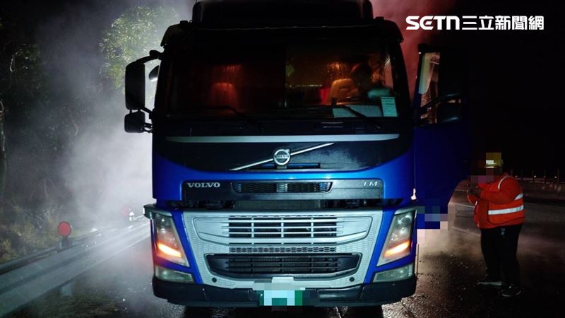 載運「合成膠液」的化學槽車，今天（30日）凌晨行經國道3號北向378.2公里，高雄田寮路段時，右後輪不明原因起火。（圖／翻攝畫面）