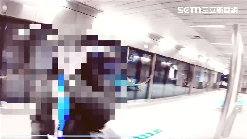 高雄一名紅衣婦人在列車上咆哮，被捷運警察請下車。（圖／翻攝畫面）