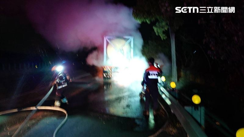 化學槽車上國道起火！運將急停…逃生保命